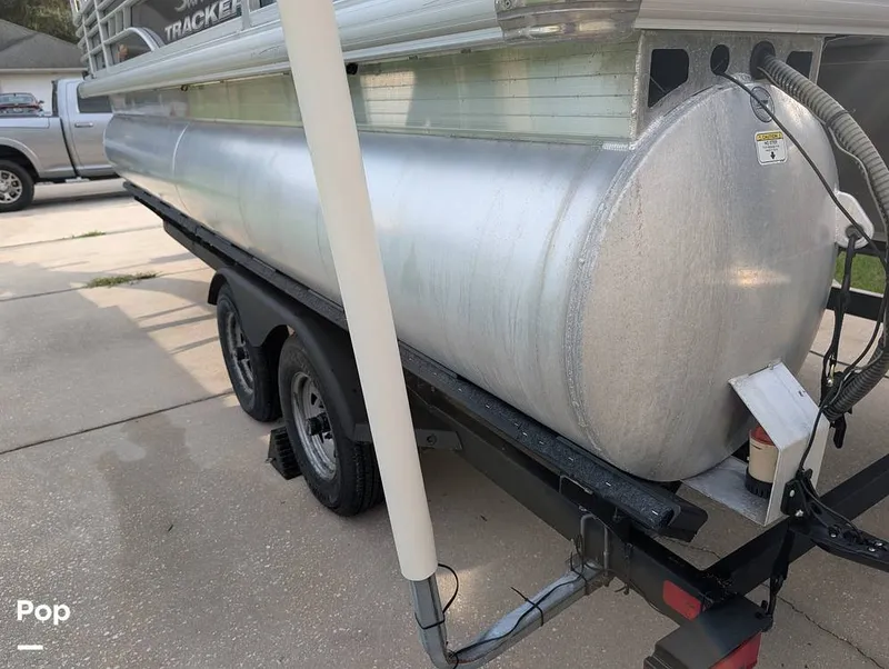 Slide: The Image of Tracker Sun Tracker Fishin Barge 20 DLX 2023 - 16641001