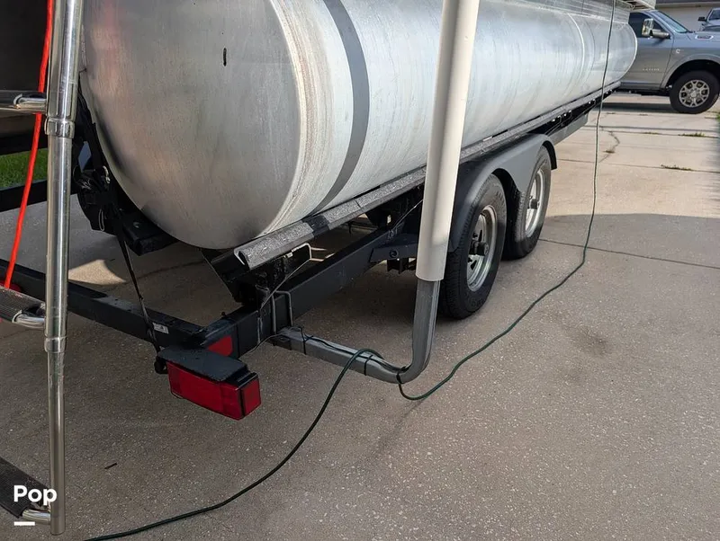 Slide: The Image of Tracker Sun Tracker Fishin Barge 20 DLX 2023 - 16641133