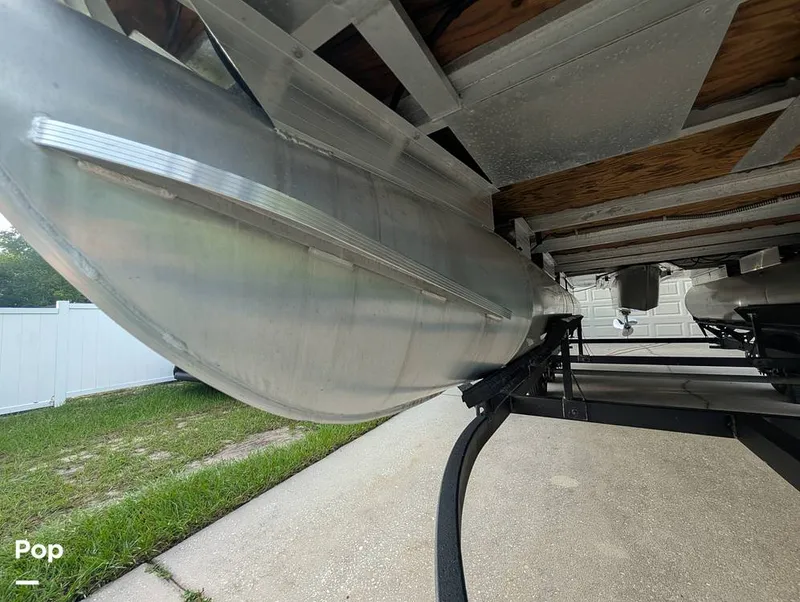Slide: The Image of Tracker Sun Tracker Fishin Barge 20 DLX 2023 - 16640975