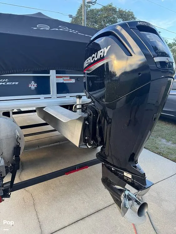 Slide: The Image of Tracker Sun Tracker Fishin Barge 20 DLX 2023 - 16601265