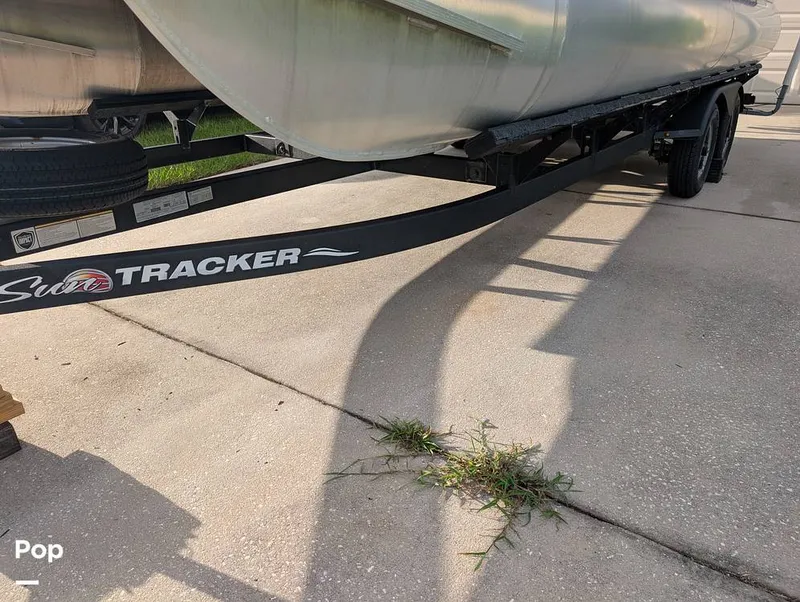 Slide: The Image of Tracker Sun Tracker Fishin Barge 20 DLX 2023 - 16641125