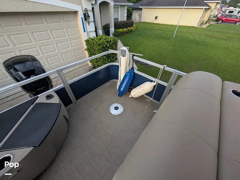 Slide: The Image of Tracker Sun Tracker Fishin Barge 20 DLX 2023 - 16640967