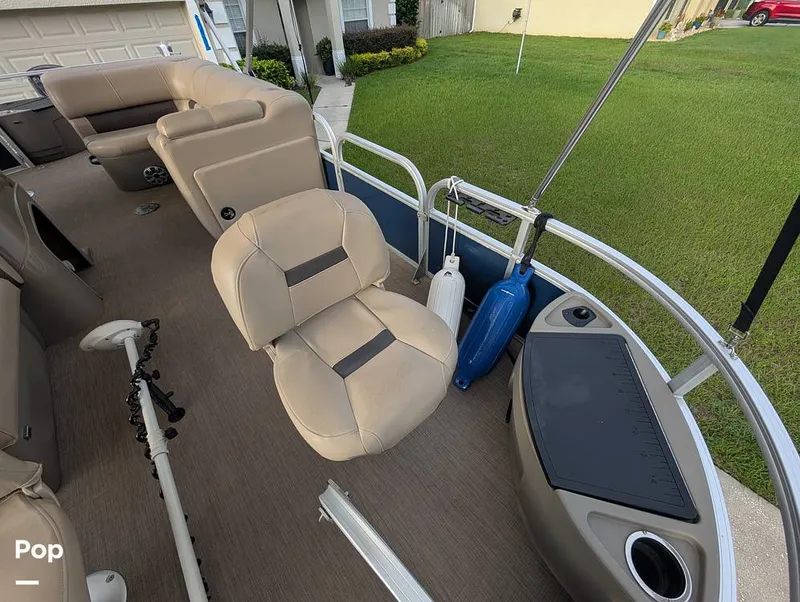 Slide: The Image of Tracker Sun Tracker Fishin Barge 20 DLX 2023 - 16640959
