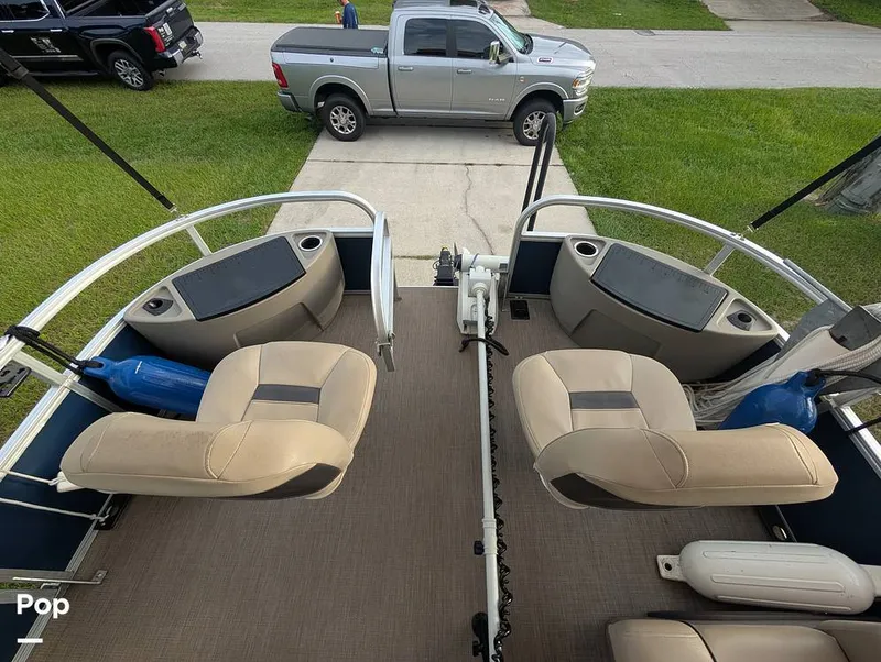 Slide: The Image of Tracker Sun Tracker Fishin Barge 20 DLX 2023 - 16640956