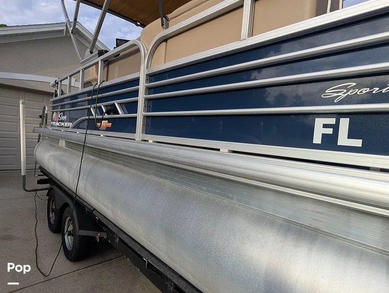 Slide: The Image of Tracker Sun Tracker Fishin Barge 20 DLX 2023 - 16640980