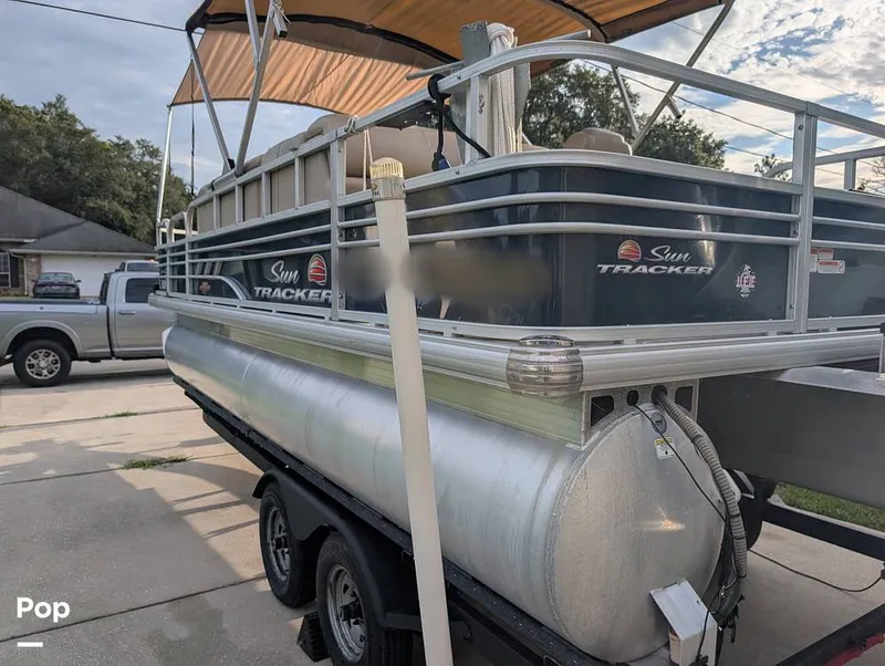 Slide: The Image of Tracker Sun Tracker Fishin Barge 20 DLX 2023 - 16641000