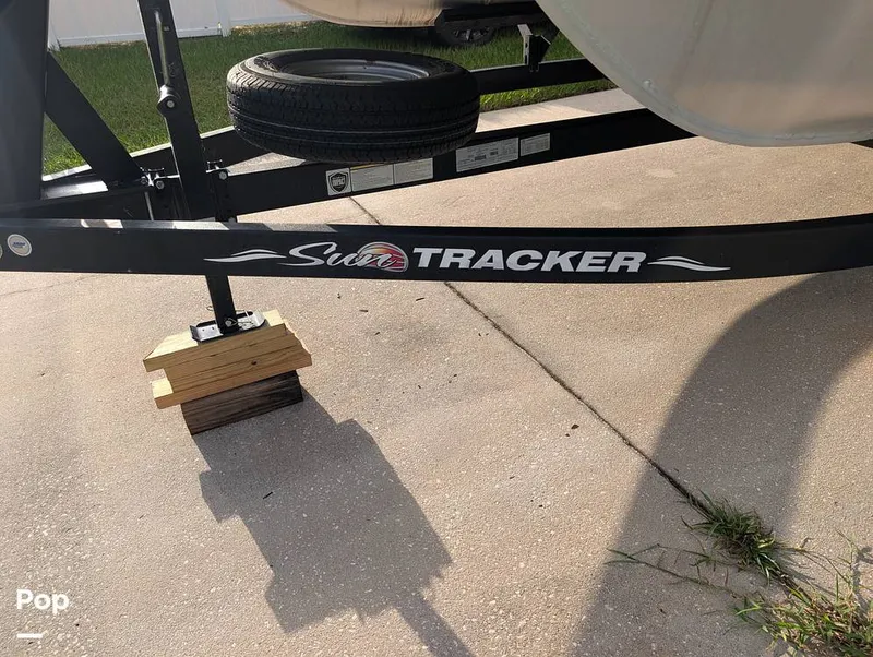 Slide: The Image of Tracker Sun Tracker Fishin Barge 20 DLX 2023 - 16641124