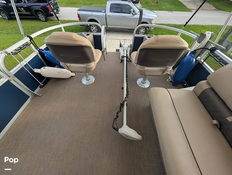 Slide: The Image of Tracker Sun Tracker Fishin Barge 20 DLX 2023 - 16640955