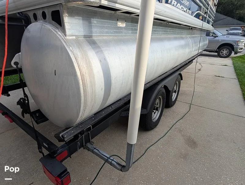 Slide: The Image of Tracker Sun Tracker Fishin Barge 20 DLX 2023 - 16640987