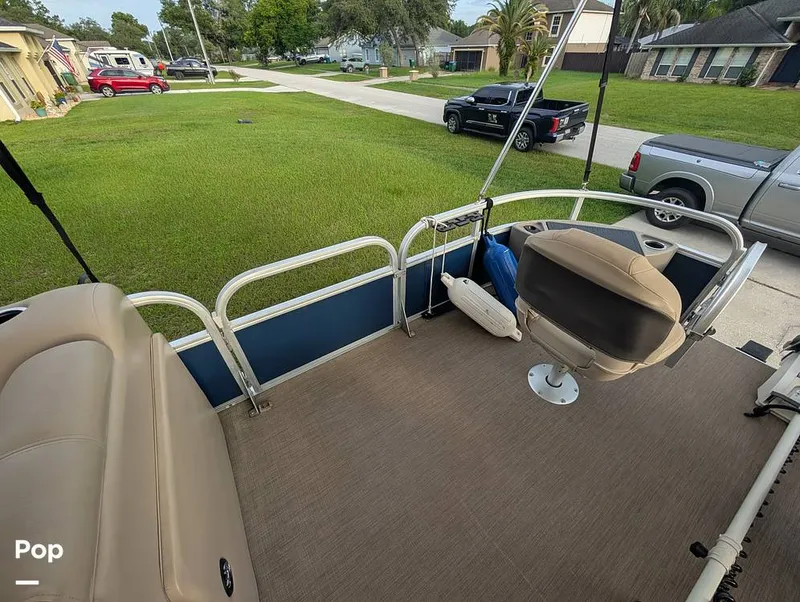 Slide: The Image of Tracker Sun Tracker Fishin Barge 20 DLX 2023 - 16640954