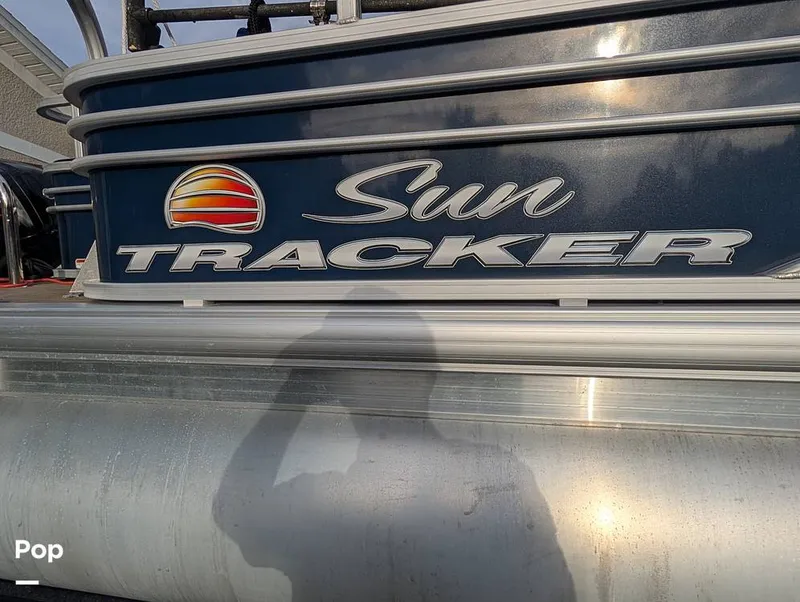 Slide: The Image of Tracker Sun Tracker Fishin Barge 20 DLX 2023 - 16640985