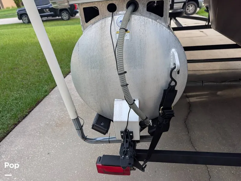 Slide: The Image of Tracker Sun Tracker Fishin Barge 20 DLX 2023 - 16641060