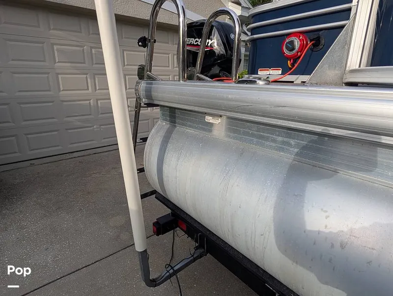Slide: The Image of Tracker Sun Tracker Fishin Barge 20 DLX 2023 - 16640986