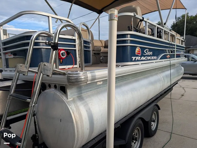 Slide: The Image of Tracker Sun Tracker Fishin Barge 20 DLX 2023 - 16640988