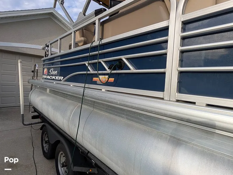 Slide: The Image of Tracker Sun Tracker Fishin Barge 20 DLX 2023 - 16640981
