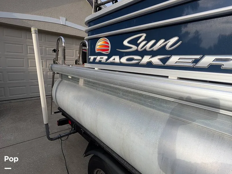 Slide: The Image of Tracker Sun Tracker Fishin Barge 20 DLX 2023 - 16640984