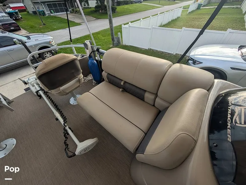 Slide: The Image of Tracker Sun Tracker Fishin Barge 20 DLX 2023 - 16640953