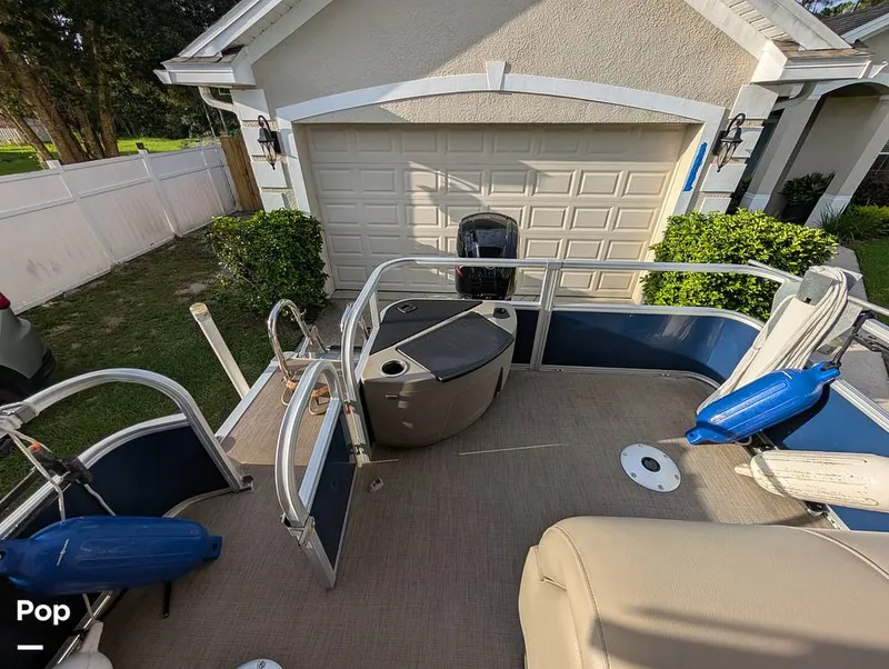 Slide: The Image of Tracker Sun Tracker Fishin Barge 20 DLX 2023 - 16641116