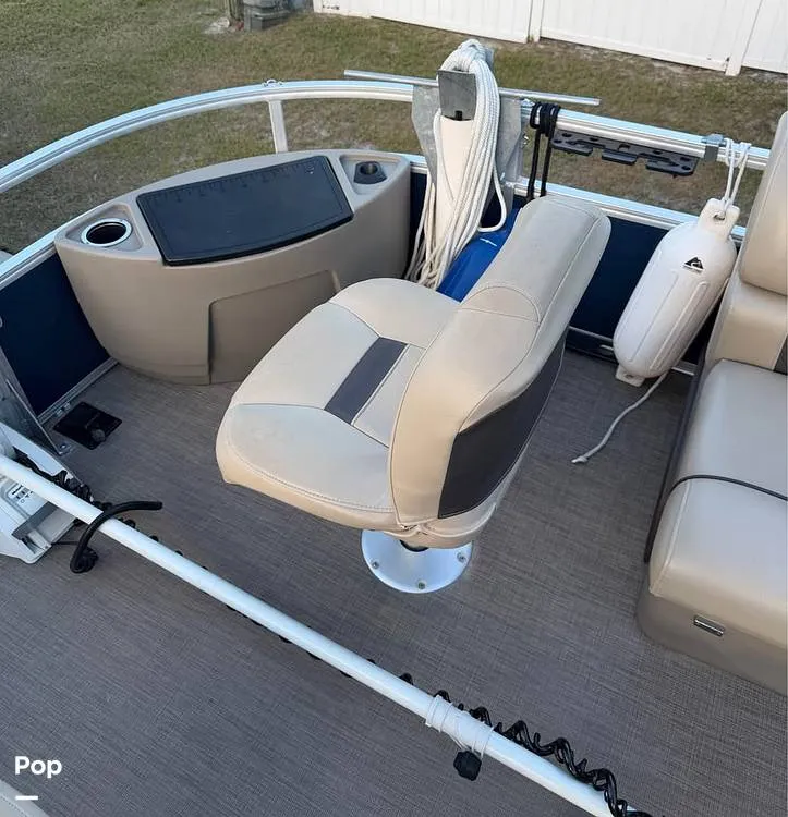 Slide: The Image of Tracker Sun Tracker Fishin Barge 20 DLX 2023 - 16601262
