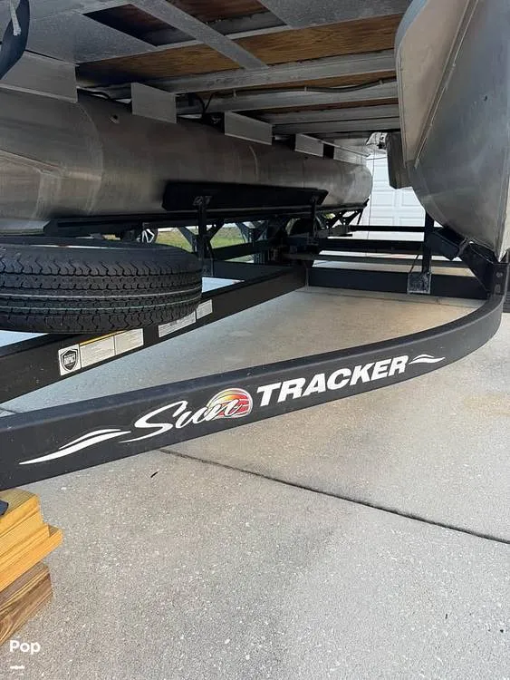 Slide: The Image of Tracker Sun Tracker Fishin Barge 20 DLX 2023 - 16601273