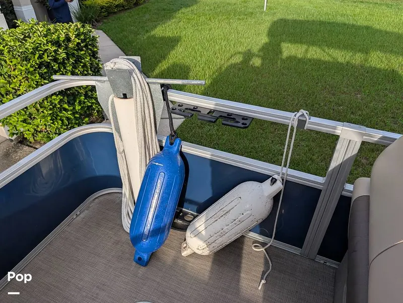 Slide: The Image of Tracker Sun Tracker Fishin Barge 20 DLX 2023 - 16641074