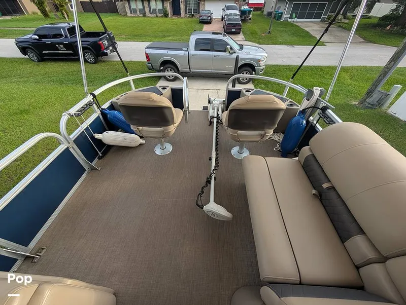 Slide: The Image of Tracker Sun Tracker Fishin Barge 20 DLX 2023 - 16640952