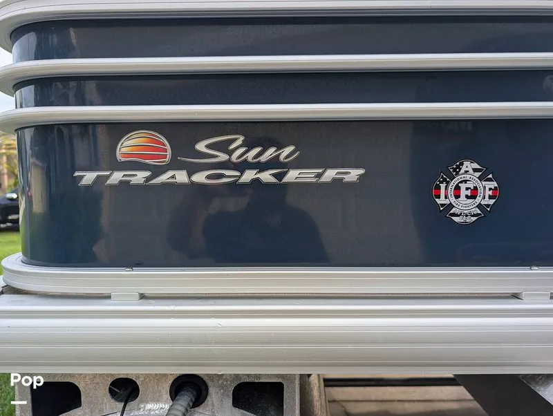 Slide: The Image of Tracker Sun Tracker Fishin Barge 20 DLX 2023 - 16641071