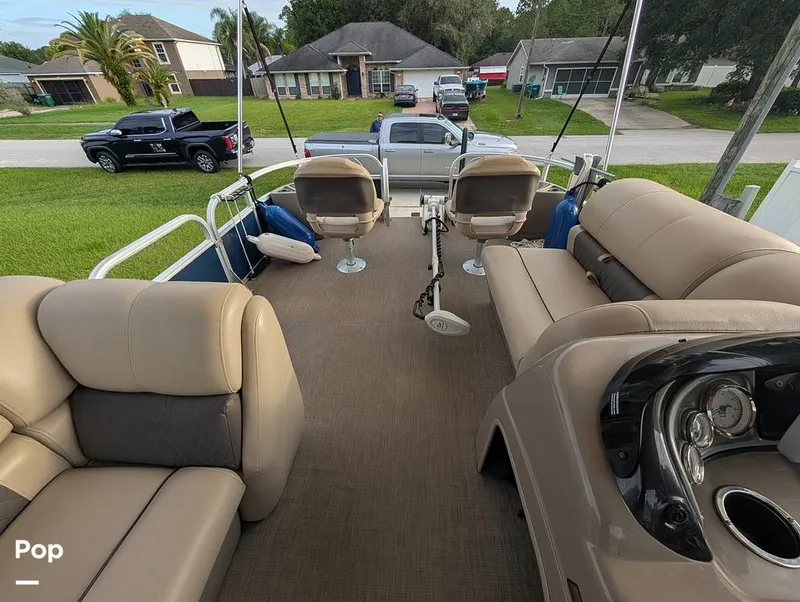 Slide: The Image of Tracker Sun Tracker Fishin Barge 20 DLX 2023 - 16640951