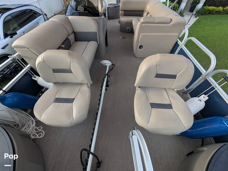 Slide: The Image of Tracker Sun Tracker Fishin Barge 20 DLX 2023 - 16640957