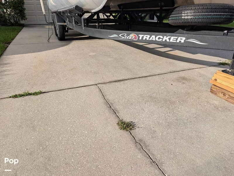 Slide: The Image of Tracker Sun Tracker Fishin Barge 20 DLX 2023 - 16641139