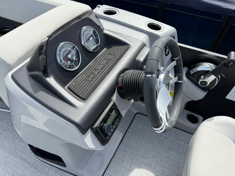 Slide: The Image of Harris 210 Cruiser 2025 - 11