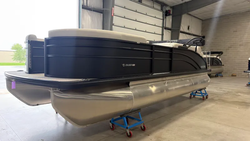 Slide: The Image of Harris 210 Cruiser 2025 - 6