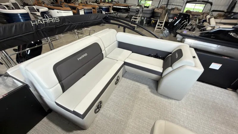 Slide: The Image of Harris 210 Cruiser 2025 - 32