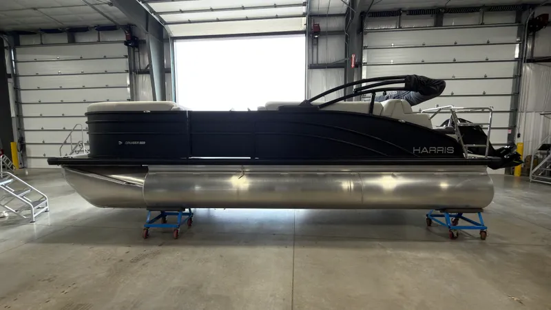 Slide: The Image of Harris 210 Cruiser 2025 - 5
