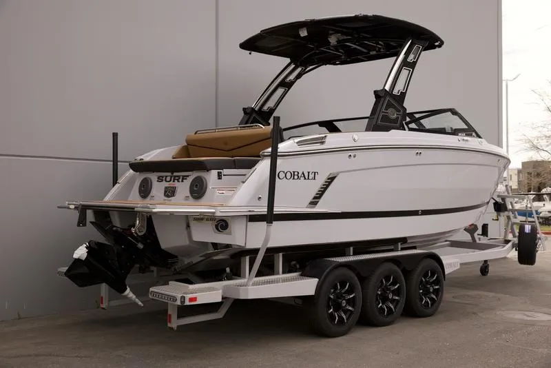 Slide: The Image of Cobalt Boats R6 SURF 2026 - 2