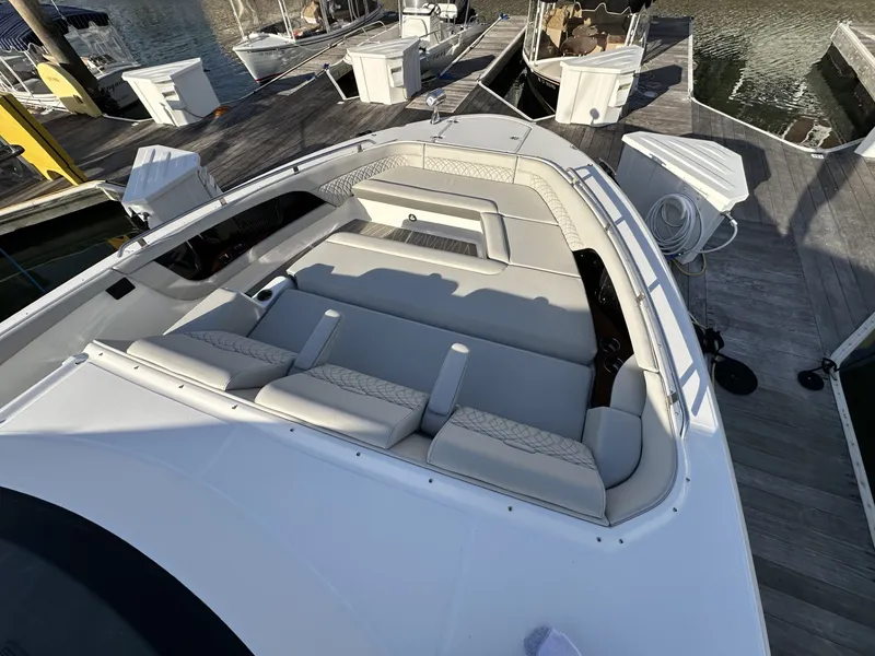 Slide: The Image of Sea Ray 370 SUNDANCER 2024 - 10