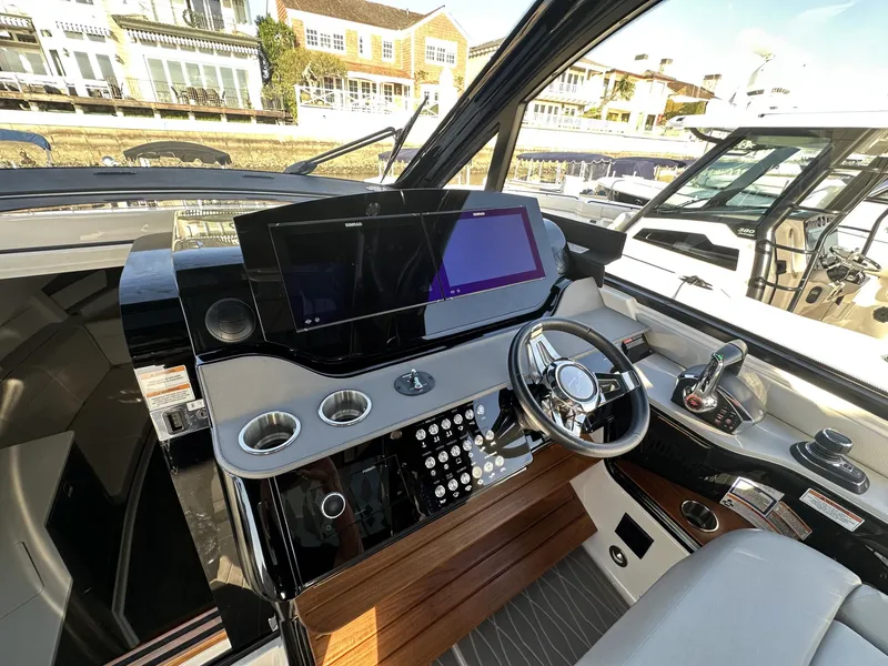 Slide: The Image of Sea Ray 370 SUNDANCER 2024 - 12