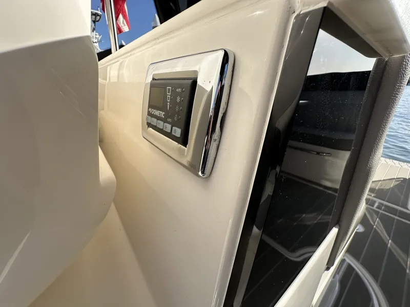 Slide: The Image of Sea Ray 370 SUNDANCER 2024 - 14