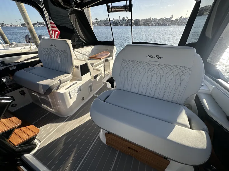 Slide: The Image of Sea Ray 370 SUNDANCER 2024 - 16