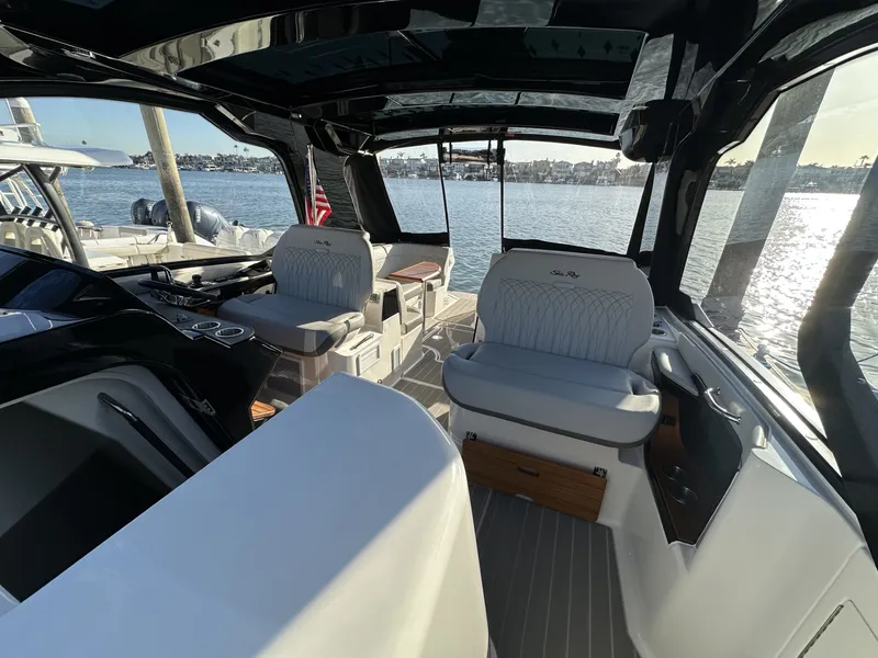 Slide: The Image of Sea Ray 370 SUNDANCER 2024 - 17
