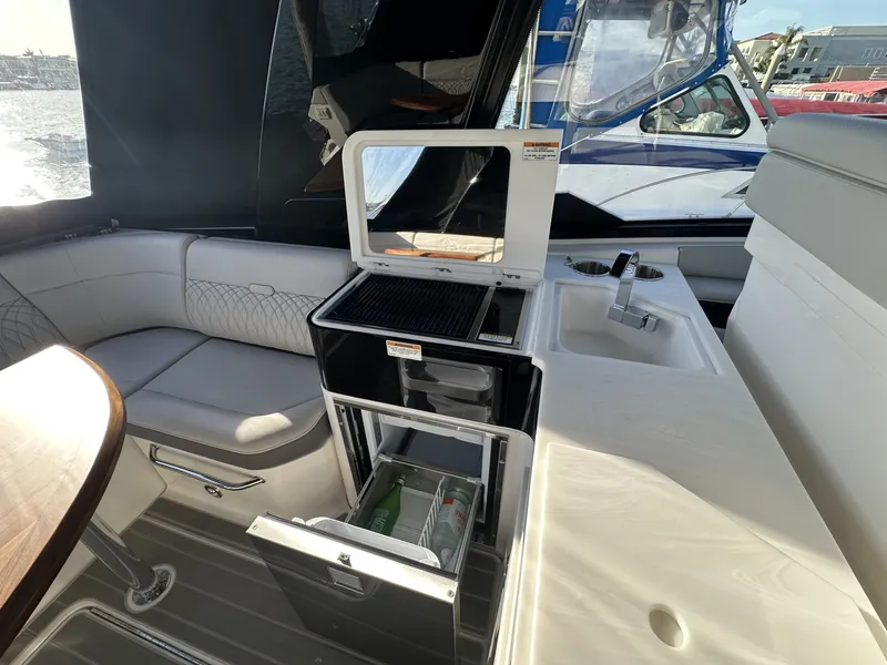 Slide: The Image of Sea Ray 370 SUNDANCER 2024 - 18