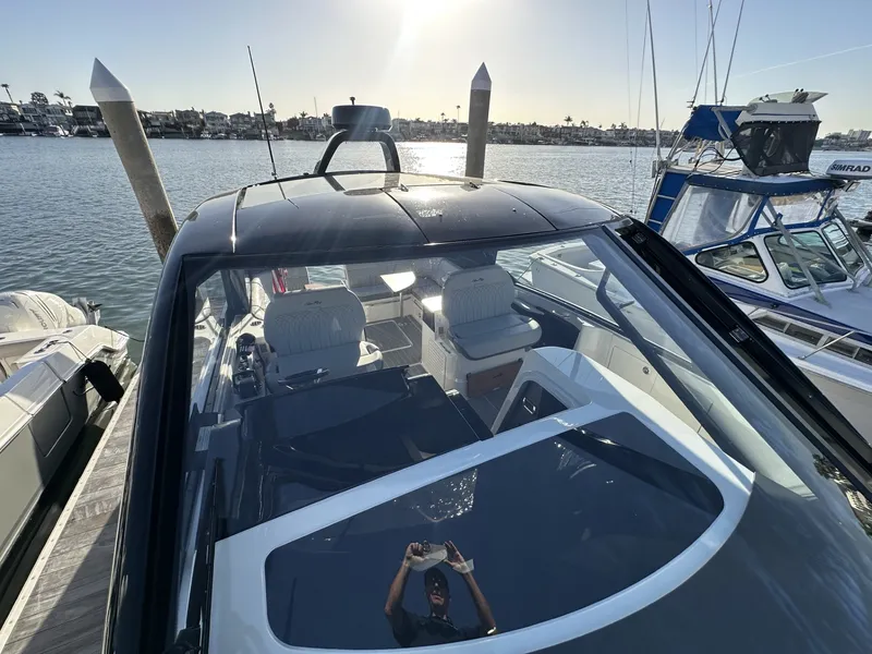 Slide: The Image of Sea Ray 370 SUNDANCER 2024 - 20