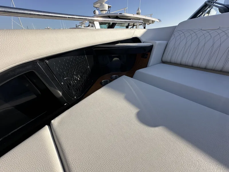 Slide: The Image of Sea Ray 370 SUNDANCER 2024 - 21