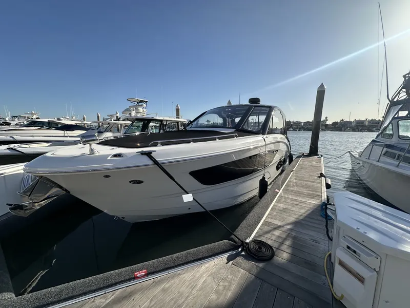Slide: The Image of Sea Ray 370 SUNDANCER 2024 - 24