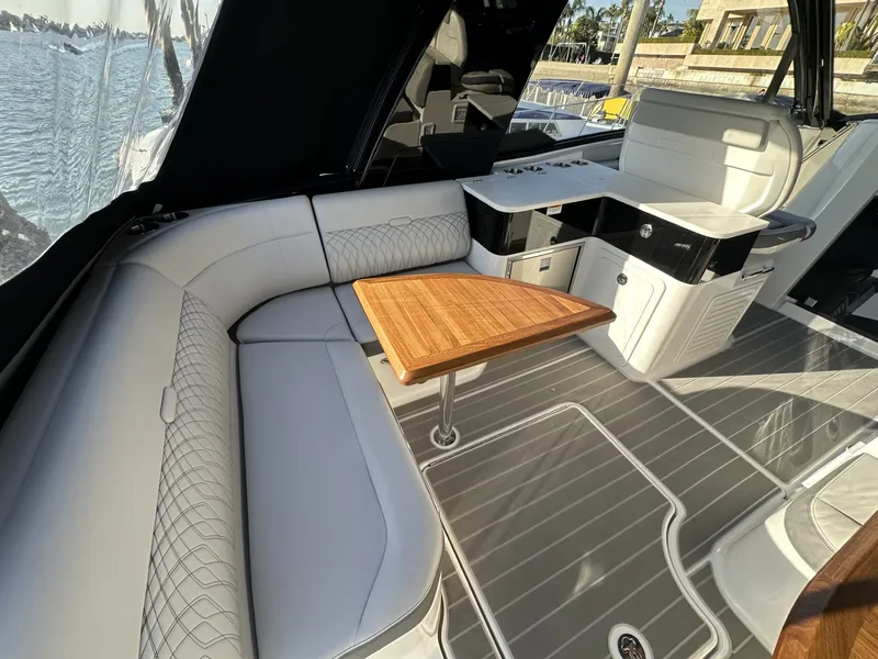 Slide: The Image of Sea Ray 370 SUNDANCER 2024 - 27