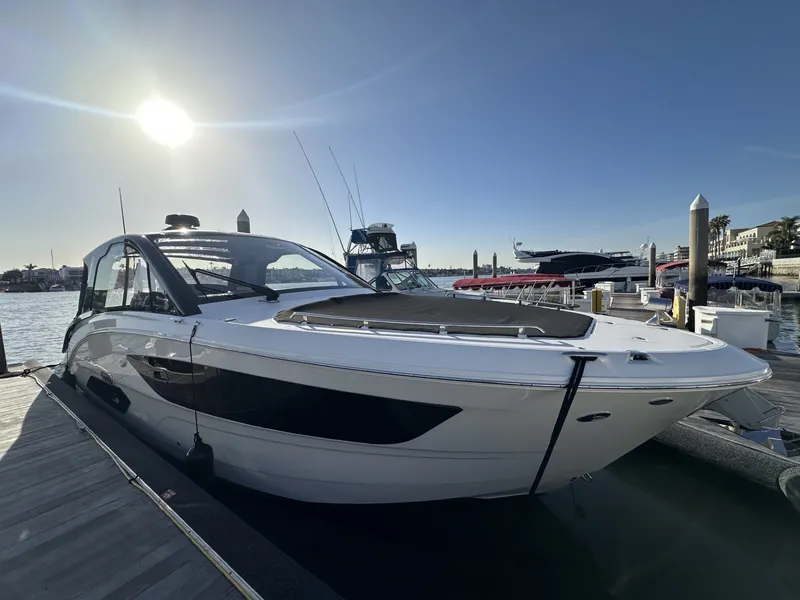 Slide: The Image of Sea Ray 370 SUNDANCER 2024 - 31