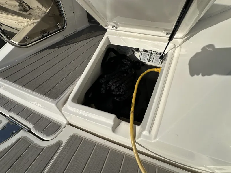 Slide: The Image of Sea Ray 370 SUNDANCER 2024 - 32