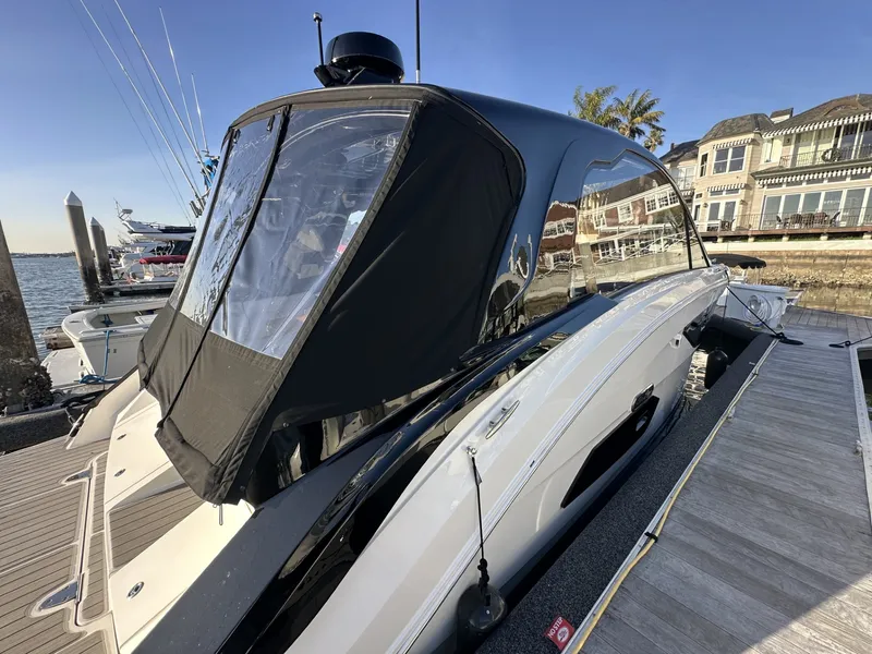 Slide: The Image of Sea Ray 370 SUNDANCER 2024 - 33