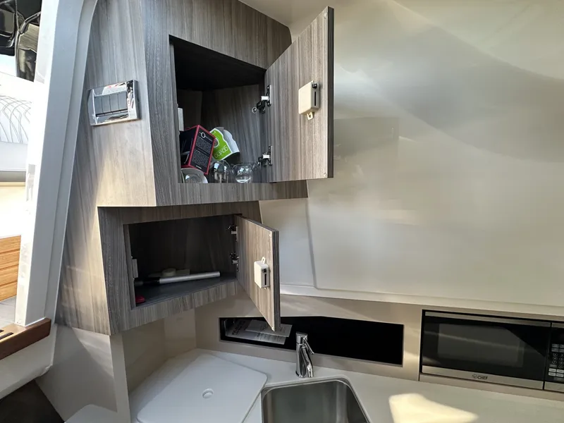 Slide: The Image of Sea Ray 370 SUNDANCER 2024 - 37