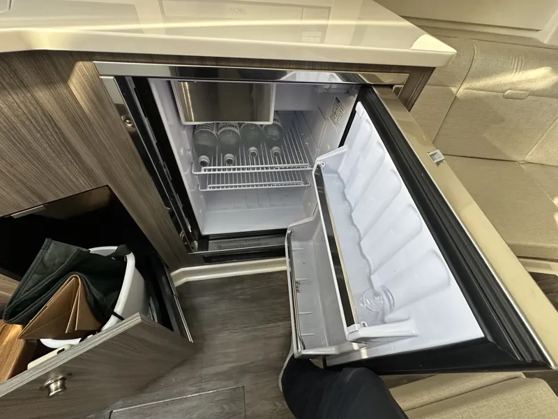 Slide: The Image of Sea Ray 370 SUNDANCER 2024 - 38